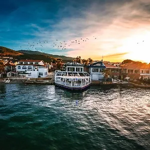 Otel Black Lotus, İzmir